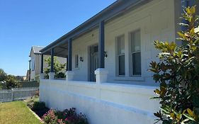 1920'S Local Heritage Character Home 'Rangatira' 3 Bedroom, 2 Living Room Family Home